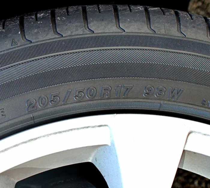 Detalle marcado de neumático para homologación