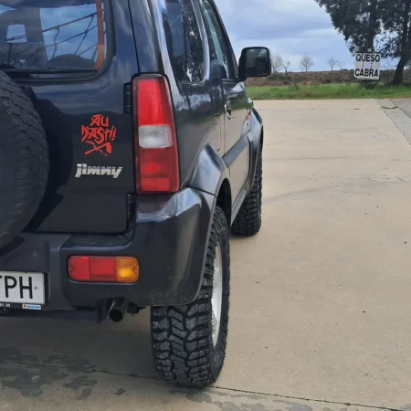 Foto donde se vea que el neumático no sobresale