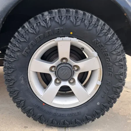 Foto general de neumático instalado en el 4x4