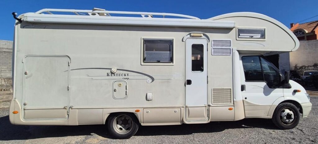 Fotografía general del toldo instalado en autocaravana