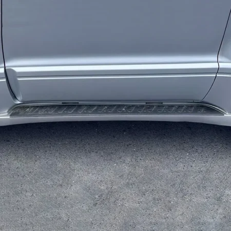 Imagen detalle de las estriberas instaladas para homologar