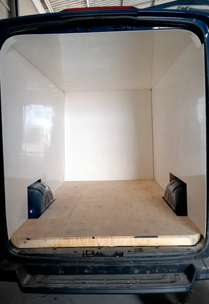 Interior y detalle del equipo isotermo