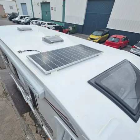 Placa solar instalada en autocaravana