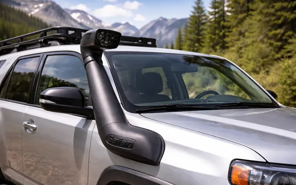 snorkel instalado en montante A de todoterreno 4x4